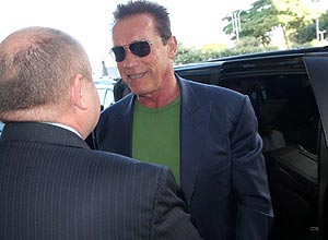 Arnold Schwarzenegger na chegada ao Rio para evento de fisiculturismo