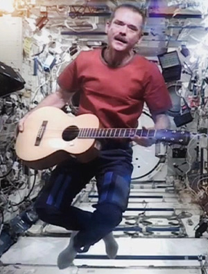 Astronauta faz cover de David Bowie no espao