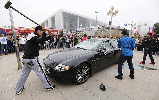 Homens destroem Maserati na China a mando do dono do veículo em protesto contra péssimo serviço de manutenção prestado por loja