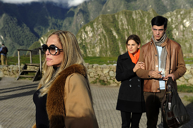Pilar (Susana Vieira), Félix (Mateus Solano) e Edith (Bárbara Paz) em cena de "Amor à Vida" no Peru