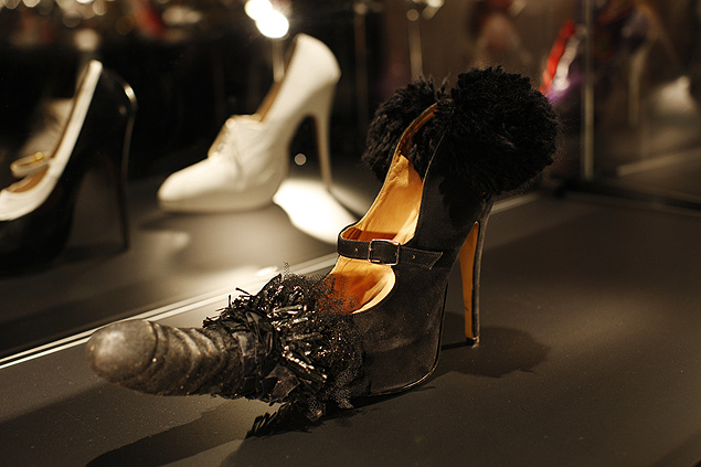 Vivienne Westwood desenvolve sapato com pênis acoplado na bico