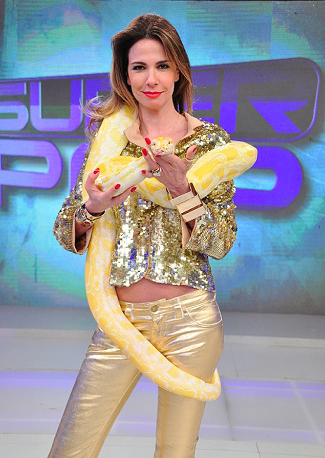 A apresentadora Luciana Gimenez enfrentou o medo e se divertiu com uma cobra da espécie píton albina nos bastidores do SuperPop