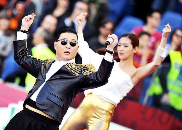 'Psy' apresenta 'Gangnam Style' song prior to the Italian Cup football final between AS Roma and Lazio at the Rome's Olympic stadium on May 26, 2013. AFP PHOTO / FILIPPO MONTEFORTE ORG XMIT: ROM113