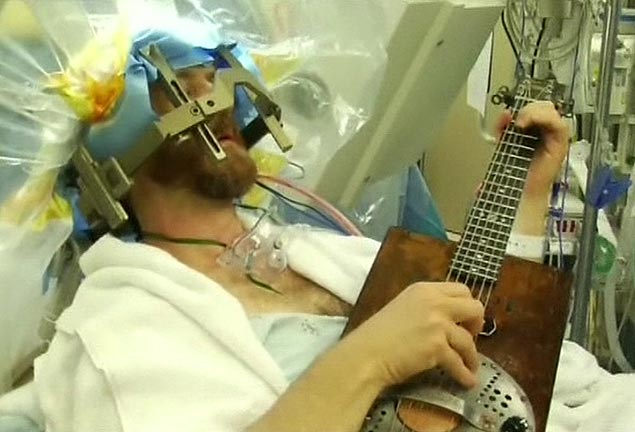 Paciente toca guitarra durante cirurgia no cérebro 