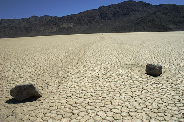 Rastros da movimentação de pedras na região do Vale da Morte (Califórnia)