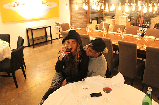 Jay-Z com sua mulher, Beyonce, que participa do novo lbum do rapper
