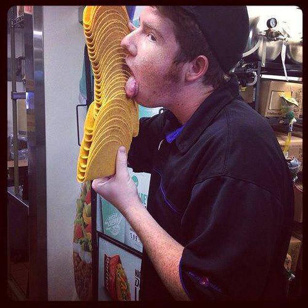 Foto de funcionário lambendo alimentos é publicada no Facebook de uma rede de fast-food dos Estados Unidos