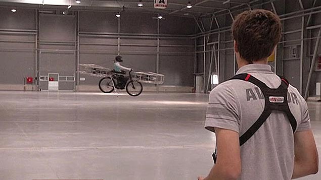 Engenheiros tchecos criam bicicleta voadora