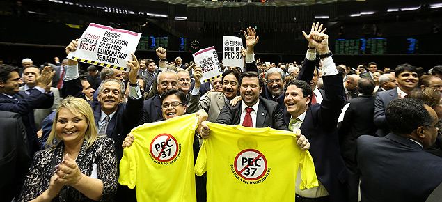 Deputados fazendo a Félix durante a aprovação da PEC-37
