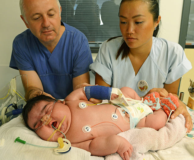 A bebê recém-nascida Jasleen, que pesa mais de seis quilos