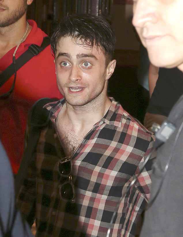 Daniel Radcliffe deixa teatro em Londres após apresentação