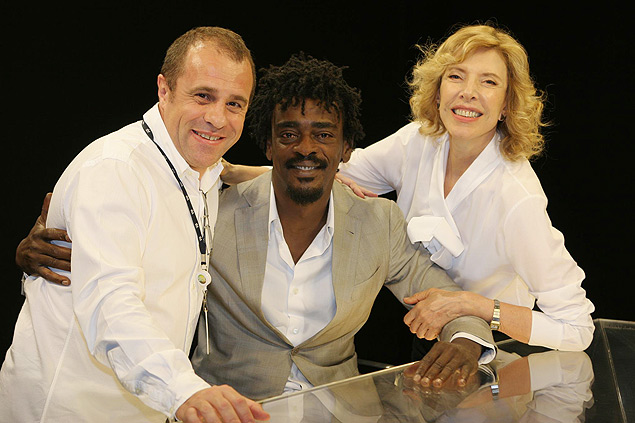De esq. para dir., Fernando Pelégio, diretor do SBT, com Seu Jorge e Marília Gabriela