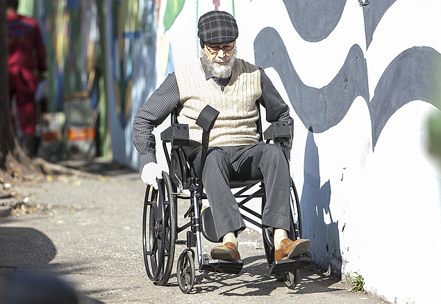 Rodrigo Faro anda disfarçado de cadeirante pelas ruas da Barra Funda