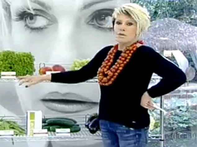 Ana Maria Braga usa colar feito com tomates durante o programa "Mais Você"