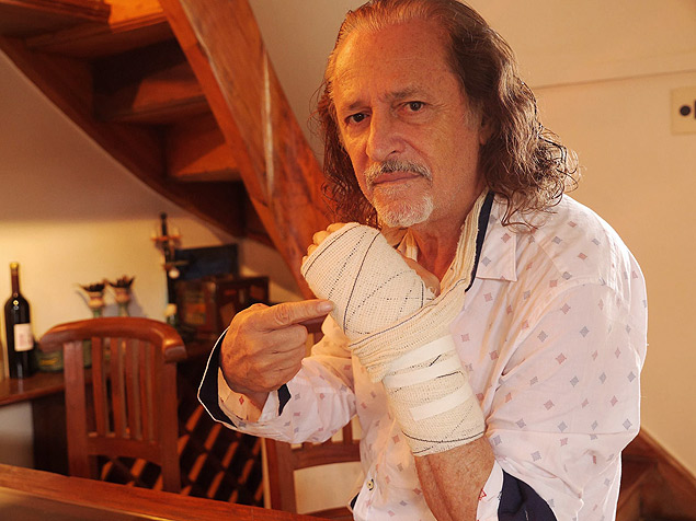 Alceu Valença mostra braço enfaixado após ser atropelado por ciclista