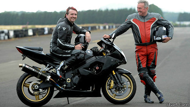 Stuart Gunn é o cego e deficiente físico mais rápido do mundo em uma motocicleta