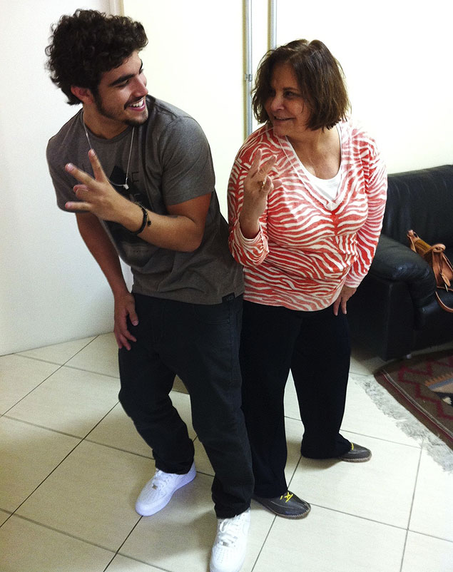 Nos bastidores do "Marília Gabriela Entrevista" (GNT), Caio Castro dança com Maria Helena Amaral, diretora do programa