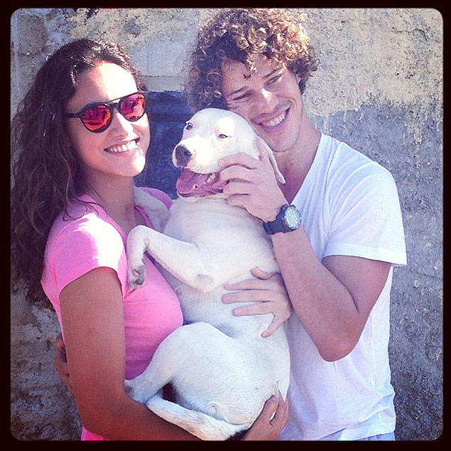 Débora Nascimento e José Loreto com a cadela Brisa