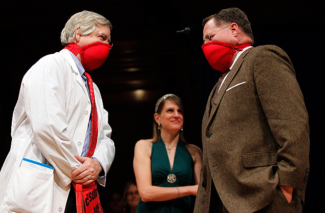 Vencedores do Ig Nobel de 2006 e 1996 demonstram o uso do sutiã como máscaras de gás; seria mais divertido se os comissários de bordo fizessem isso nos aviões