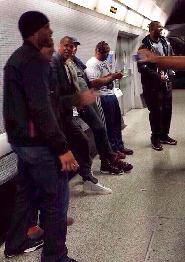 Jay-Z usa metrô para chegar no local onde iria se apresentar em Londres