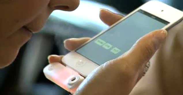 O dispositivo, batizado de Scentee, se conecta a um iPhone e libera odores sob o comando do celular