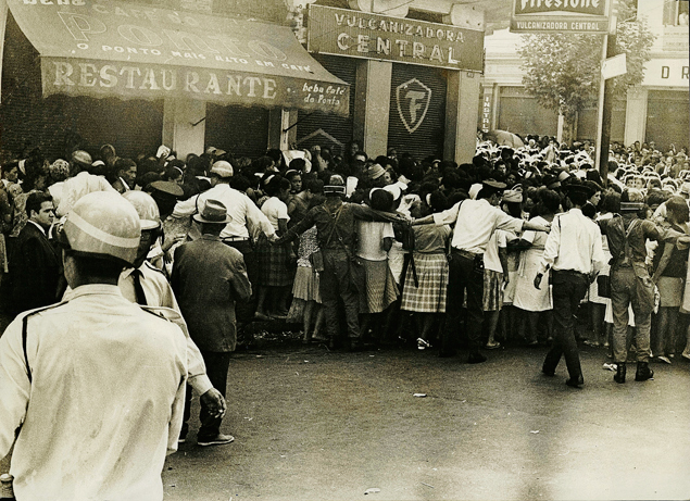 Tumulto durante a distribuição de cupons e brinquedos promovida por Jacinto Figueira Júnior na região central de São Paulo, em 1968