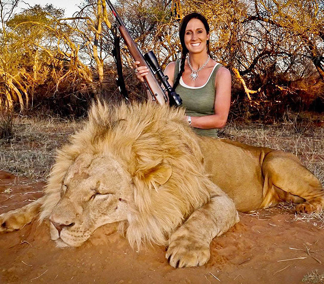 A apresentadora americana Melissa Bachman sorri ao lado de leão morto no Maroi Conservancy, na África do Sul