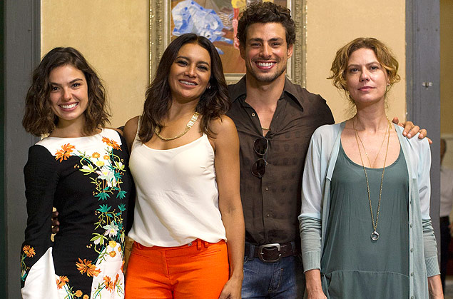 Leandro (Cauã Reymond) é rodeado por Antônia (Isis Valverde), Celeste (Dira Paes) e Isabel (Patricia Pillar), suas mulheres na série "Amores Roubados" (Globo)