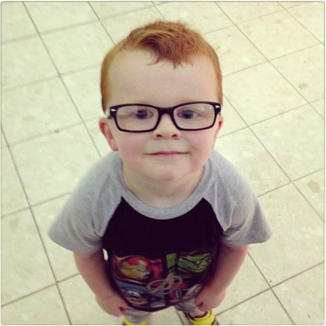 O pequeno Noah ganhou uma página para ajudar ele a gostar de seus óculos