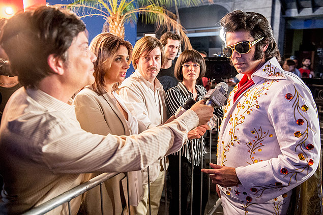 Cena da segunda temporada de "Junto e Misturado", com Bruno Mazzeo como Elvis