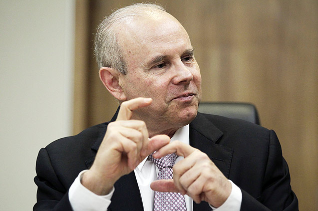 The Brazilian economy is walking with "two crippled legs", according to Finance Minister Guido Mantega 