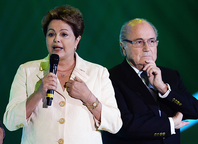 Dilma Rousseff habla junto al presidente de la FIFA, Joseph Blatter, durante el sorteo final de los equipos para el Mundial 2014