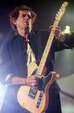 O guitarrista Keith Richards toca durante show da banda Rolling Stones, no Rio de Janeiro