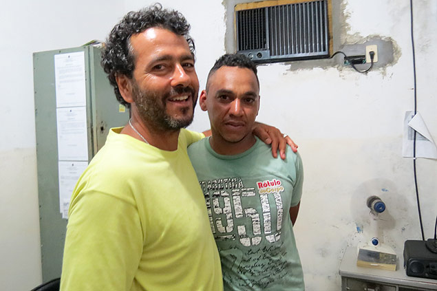 O ator Marcos Palmeira com suposto autor do furto da bolsa em Itororó (BA)