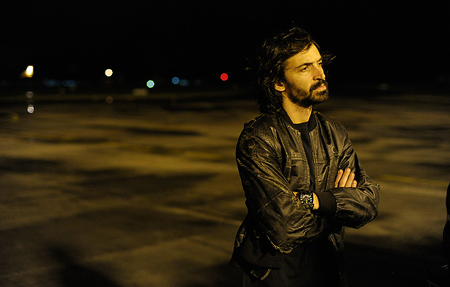 O ator Julio Andrade interpreta o bandido Charles, na série "A Teia" (Globo)