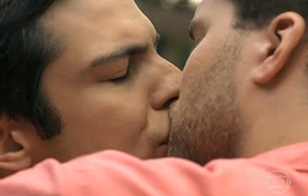 Felix (Mateus Solano) e Niko (Thiago Fragoso) protagonizam primeiro beijo gay em novela da Globo em horário nobre no último capítulo de "Amor à Vida"