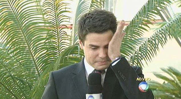 Repórter Luiz Bacci chora ao vivo após elogio de Marcelo Rezende