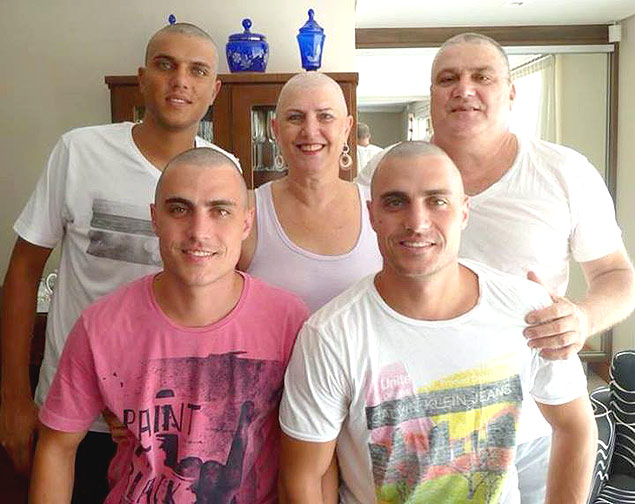 Vânia, seu marido e seus filhos, que rasparam o cabelo em solidariedade