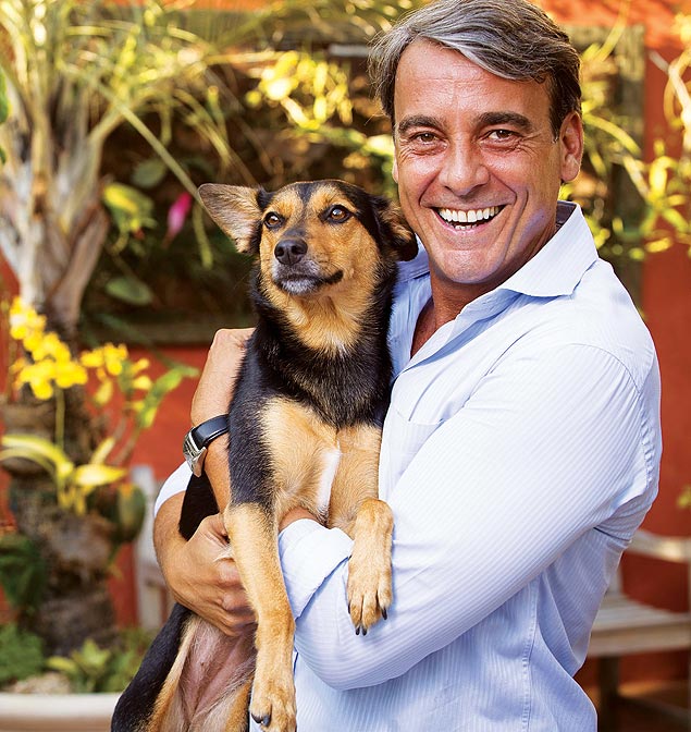 Alexandre Borges posa com sua cadelinha Nina, que foi adotada pelo ator.