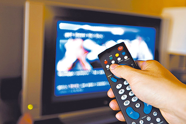 ORG XMIT: 490401_0.tif Pessoa aciona o controle remoto de televisor. (Foto Shuttestock) 