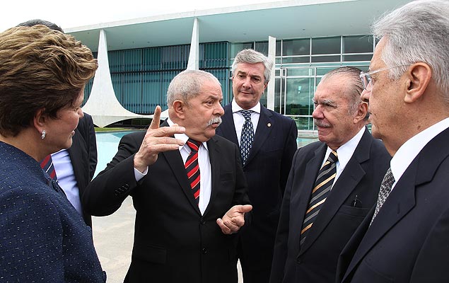 Dilma e ex-presidente Lula conversam com ex-presidentes após almoço no Alvorada. Foto: Ricardo Stuckert/Insituto Lula https://picasaweb.google.com/116451107798979983687/InstalacaoDaComissaoDaVerdade#5743197215132118866