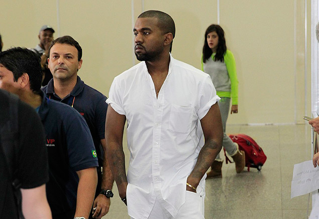 O rapper Kanye West em aeroporto no Rio, em maro