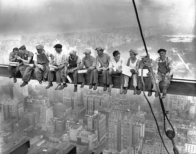Foto de 1932 que mostra operários almoçando nas aulturas das obras do prédio Rockefeller Center, em Nova York, Estados Unidos. *** Construction workers eat their lunch atop a steel beam 800 feet above the ground, at the construction site for the RCA Building at the Rockefeller Center, in New York in this handout photo dated September 20, 1932. The historic image "Lunch atop a Skyscraper" was taken 80 years ago. REUTERS/Corbis/Handout (UNITED STATES - Tags: CITYSPACE BUSINESS CONSTRUCTION REAL ESTATE SOCIETY) NO SALES. NO ARCHIVES. FOR EDITORIAL USE ONLY. NOT FOR SALE FOR MARKETING OR ADVERTISING CAMPAIGNS. THIS IMAGE HAS BEEN SUPPLIED BY A THIRD PARTY. IT IS DISTRIBUTED, EXACTLY AS RECEIVED BY REUTERS, AS A SERVICE TO CLIENTS. MANDATORY CREDIT