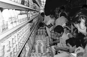 Funcionrios do supermercado Santa Luzia, em So Paulo, remarcam preos, de acordo com o Plano Cruzado, lanado em 1 de maro de 1986