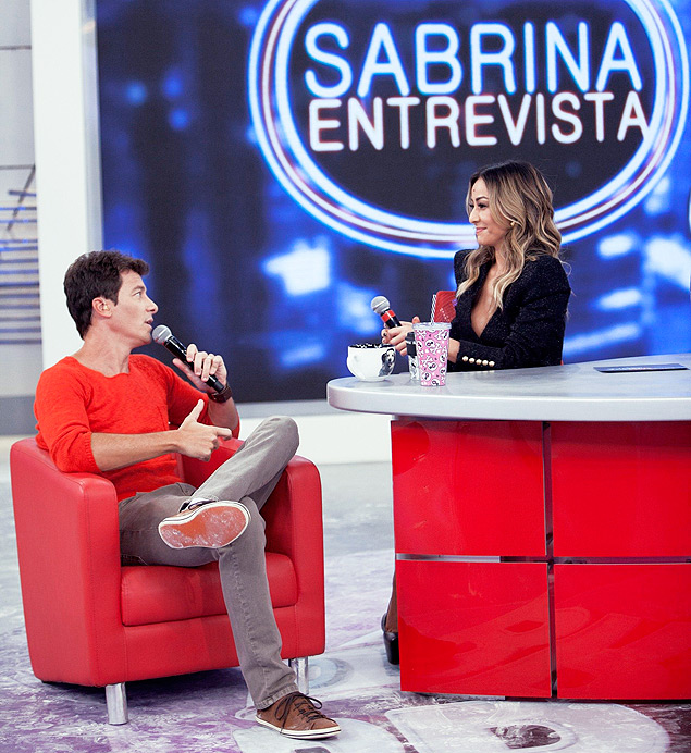 » Visita - Sabrina Sato é a convidada do 'Melhor do Brasil' no domingo e ganha de presente de Rodrigo Faro um 'talk show' de brincadeira, o 'Sabrina Entrevista