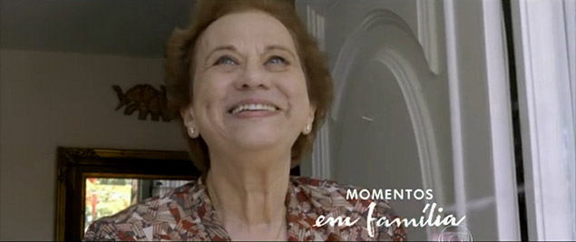 Cena do "Momentos em Família", exibido no fim dos capítulos da novela "Em Família". (http://gshow.globo.com/novelas/em-familia/extras/noticia/2014/02/momentos-em-familia-emociona-ao-resgatar-memorias-do-convivio-familiar.html)