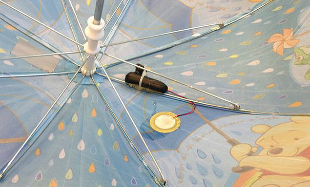 Um sensor acoplado  cobertura do guarda-chuva detecta a chuva e envia os dados por redes sem fio