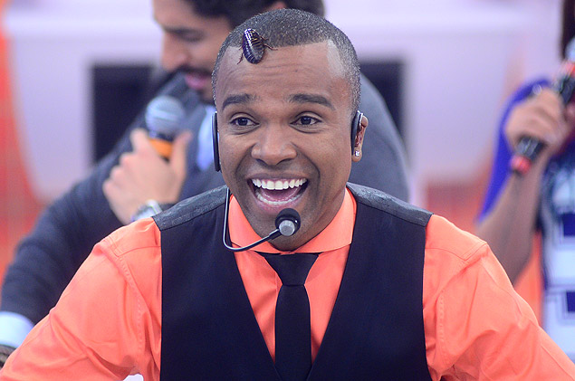 Alexandre Pires canta com barata na testa em programa de TV