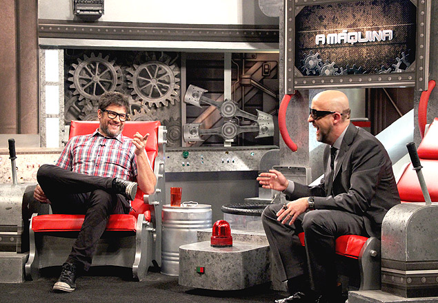 O apresentador e ex-vj Edgard Piccoli conversa com Fabrício Carpinejar no programa "A Máquina"