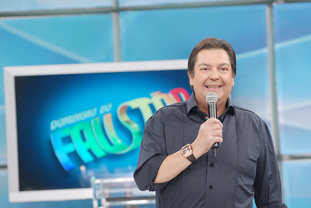 O apresentador Fausto Silva, no palco do "Domingo do Fausto"